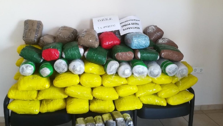 Greqi, policia ndjek makinën më drogë që vinte nga kufiri me Shqipërinë, sekuestrohet marijuanë dhe hashash çokollatë