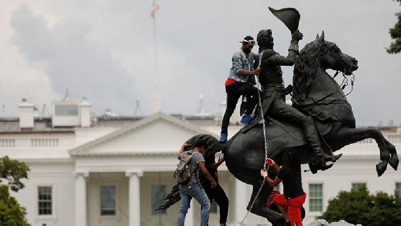 SHBA, sulmohet statuja e Presidentit Xhekson! Trump: Dhjetë vjet burg për ata që vandalizojnë monumentet (FOTO)