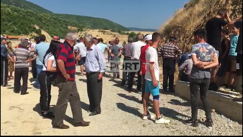 Banorët e një fshati në Pogradec protestë për ndërtimin e një pike grumbullimi mbeshtjesh, reagon Bashkia: E nxitur politikisht
