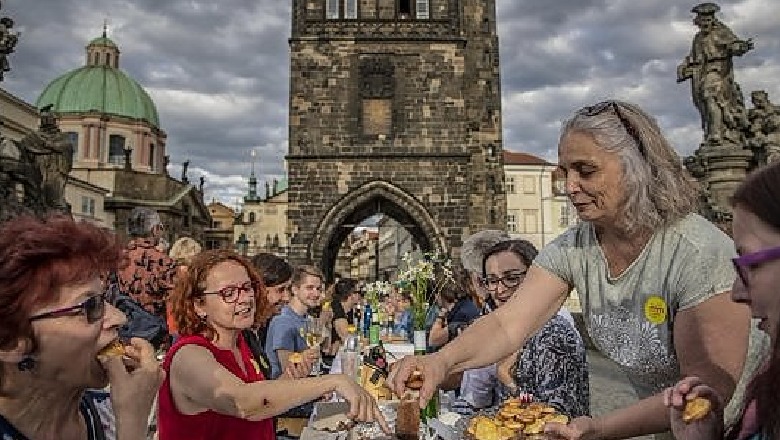 ‘Mirupafshim’ koronavirus, Praga feston ‘fitoren’ me një banket në urën ‘Charles’