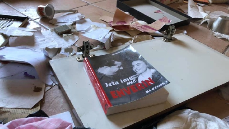 Libra të vjetër përdhé, foto të Enver Hoxhës, xhezve...çfarë ka mbetur nga shtëpia e Nexhmije Hoxhës pas shembjes (FOTO)