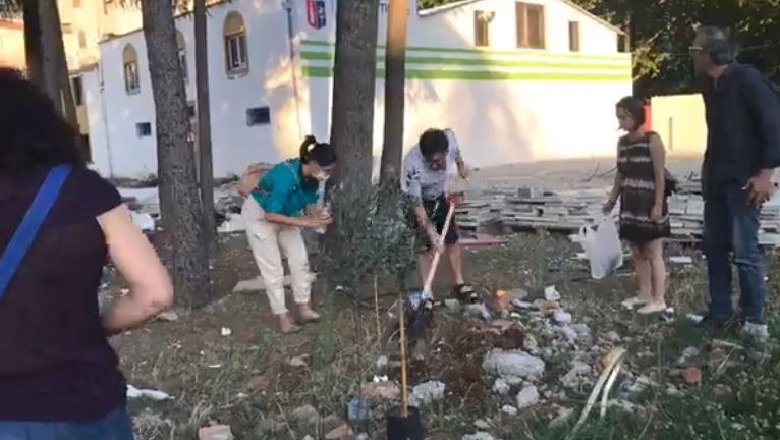 Aktivistët e Aleancës 'çajnë' rrethimin e Teatrit Kombëtar, mbjellin ullinj në rrënojat e tij