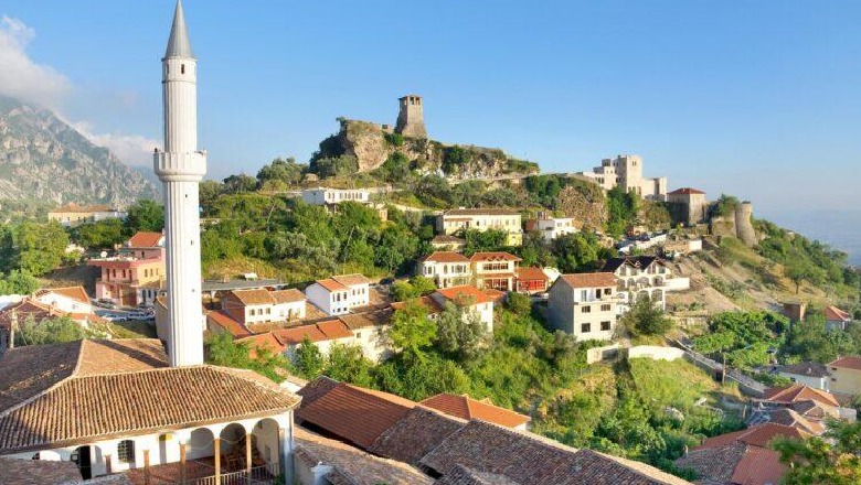 Faqja e njohur turistike: 10 qytete përrallore që mund të vizitoni në Shqipëri (VIDEO)