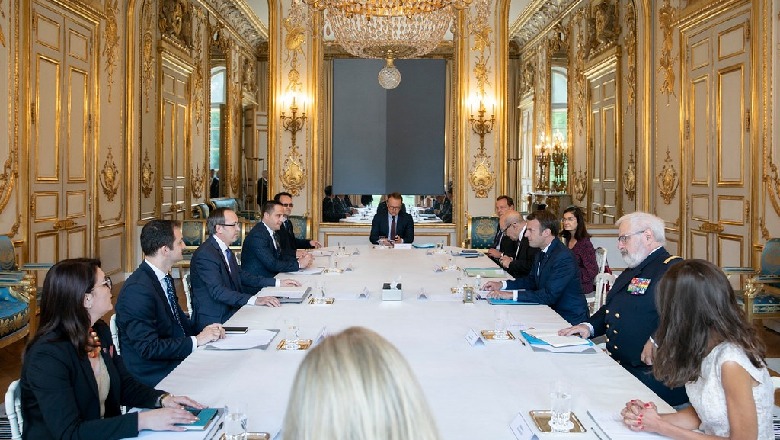 Hoti takim me Macron: Franca e gatshme të ndihmojë Kosovën në dialogun me Serbinë
