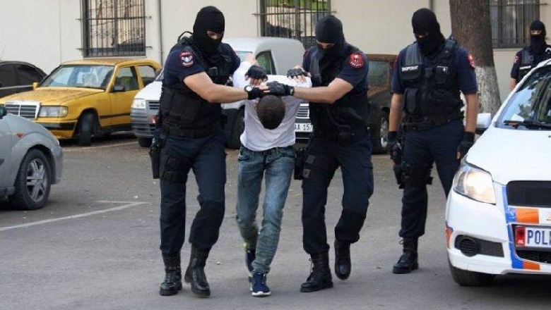 Durrës/ Ngacmoi me fjalë të turpshme një 9 dhe 13 vjeçare, arrestohet 56 vjeçari