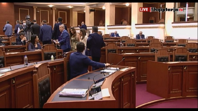 Opozita bojkoton Kuvendin, por 2 deputetë s'binden/ Murrizi: S'do të votojmë Zgjedhoren! Balla: Hapje jo të plotë të listave