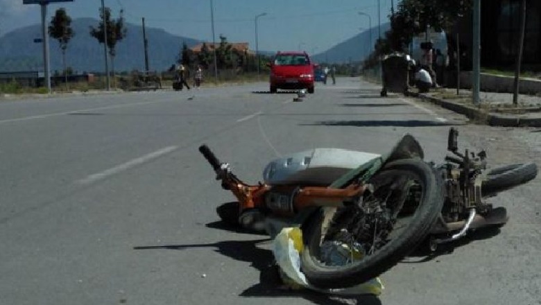 Makina përplas një person që po udhëtonte me motor në autostradën Tiranë-Durrës