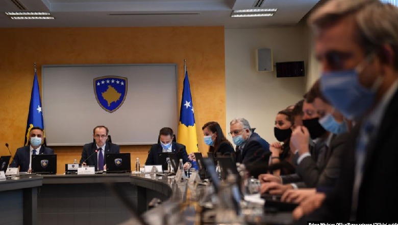 Kosovë, Qeveria Hoti shpall masat e reja anti Covid, maska e detyrueshme