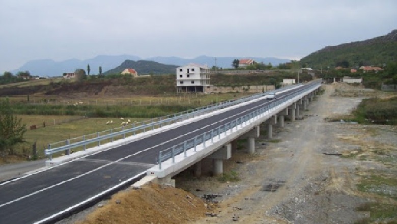 Çau asfaltin për të kaluar një kabull elektrik, arrestohet 44-vjeçari në Berat 