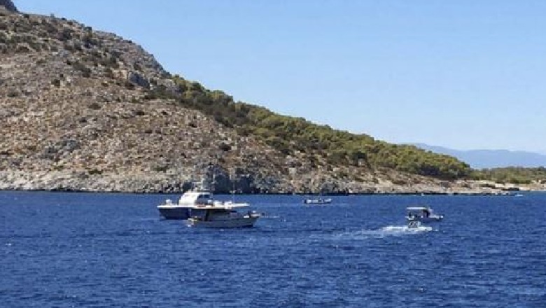 Anija me turistë pëson defekt në ishullin e Sazanit, pushuesit transportohen të sigurt në Vlorë