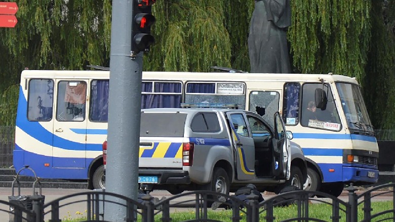 Ukrainë,/ I armatosur, i sëmuri mendor merr peng autobuzin me rreth 20 njerëz, izolohet qendra e qytetit