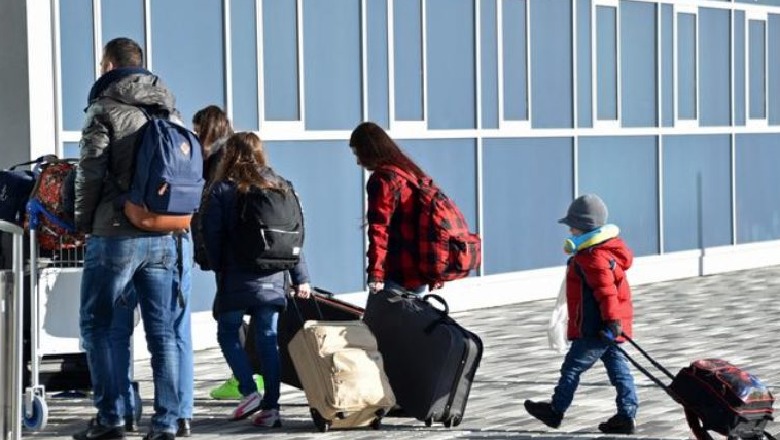 OKB: Nga Shqipëria kanë ikur 1.2 mln persona gjatë 1990-2020, pritet të ikin dhe 615 mijë të tjerë në dekadat e ardhshme
