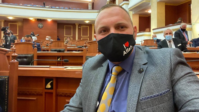 FOTOLAJM/ 'I love Allah', Halit Velteri protagonist i parlamentit për shkak të maskës