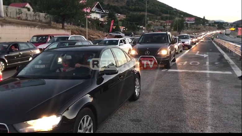 Kthimi nga zonat bregdetare, trafiku 'pushton' akset kryesore të vendit! Radhë kilometrike në Morinë