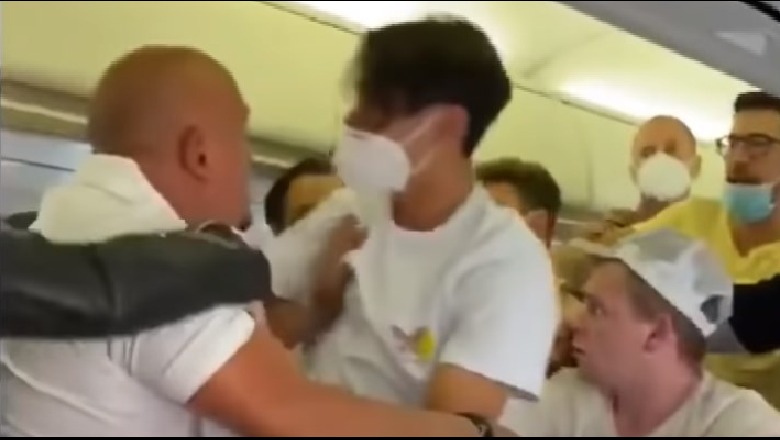Refuzuan të mbanin maskën, momentet kur plas grushti brenda në avion