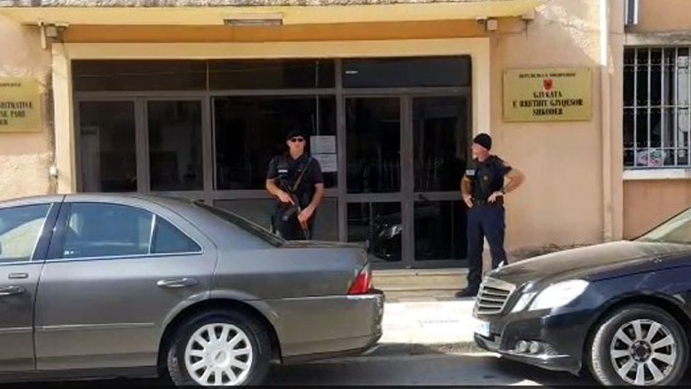 Kundërshtuan punonjësin e Policisë duke hyrë në Gjykatë, vihen në pranga tre persona në Shkodër