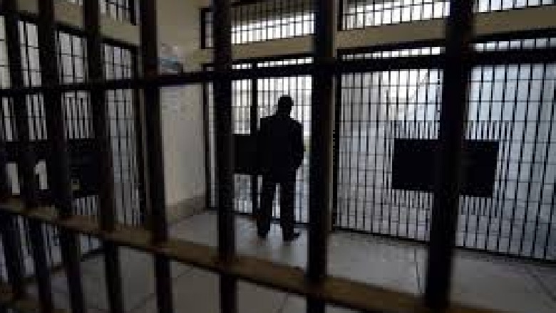 Fshehën kokainë në rroba, për t'i futur në ambientet e burgut në Berat, arrestohen dy të rinj
