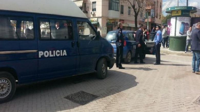 Vlorë/ Dhunuan punonjësit e policisë, arrestohet 49 vjeçari dhe shpallet në kërkim vëllai i tij