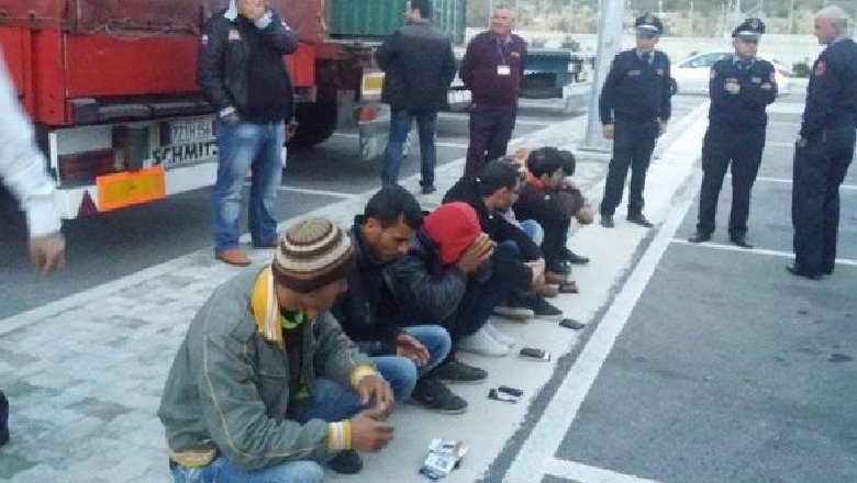Kapen 15 emigrantë në Tepelenë, 3 dërgohen në spital, shfaqen probleme shëndetësore