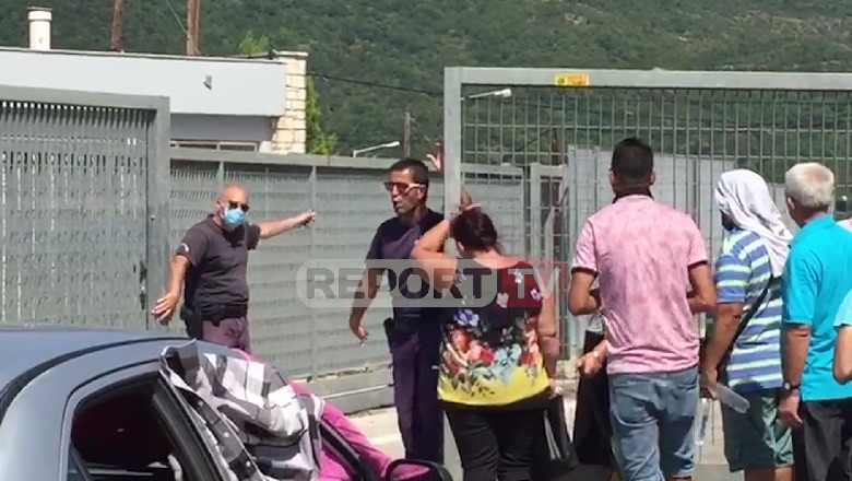 Pala greke mbyll portat në tokën neutrale: Qëndroni këtu sa të ikë radha në kufirin tonë (VIDEO)