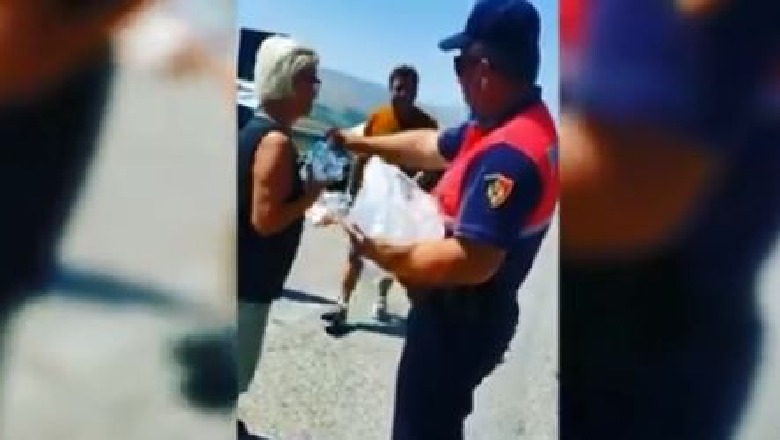 Të bllokuar me ditë në Kakavijë, policia shpërndan ujë për qytetarët (VIDEO)