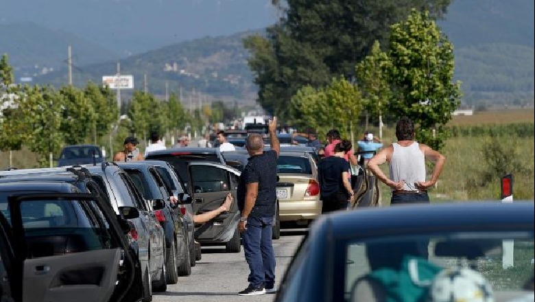 Policia rikujton qytetarët: Deri në 22:00 do punojë Kakavija dhe Kapshtica, nga nesër në fuqi rregullat e reja