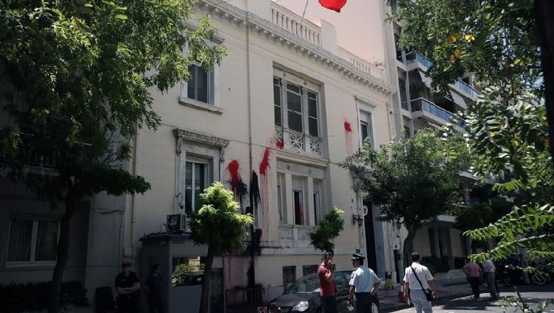 Sulmohet ambasada turke në Greqi, rriten tensionet mes dy vendeve