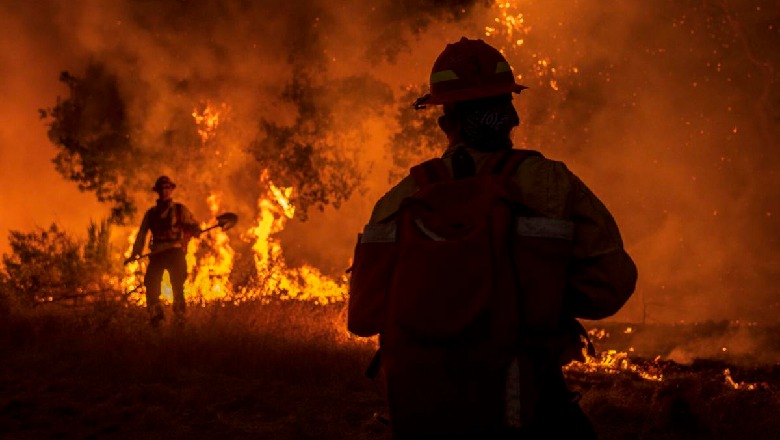 Rreth 11 mijë rrufe godasin Kaliforninë në vetëm 72 orë! Prej zjarreve evakuohen mijëra njerëz (FOTO)
