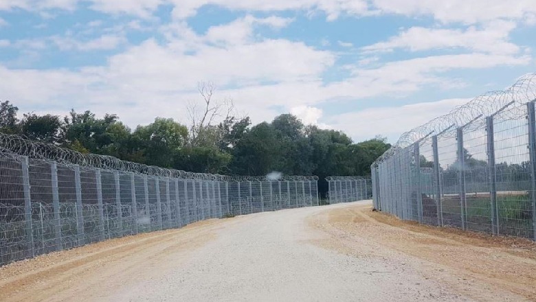 Emigrantët e paligjshëm/ Serbia ngre në Preshevë gardh me tela me gjemba përgjatë kufirit me Maqedoninë e Veriut (FOTO)