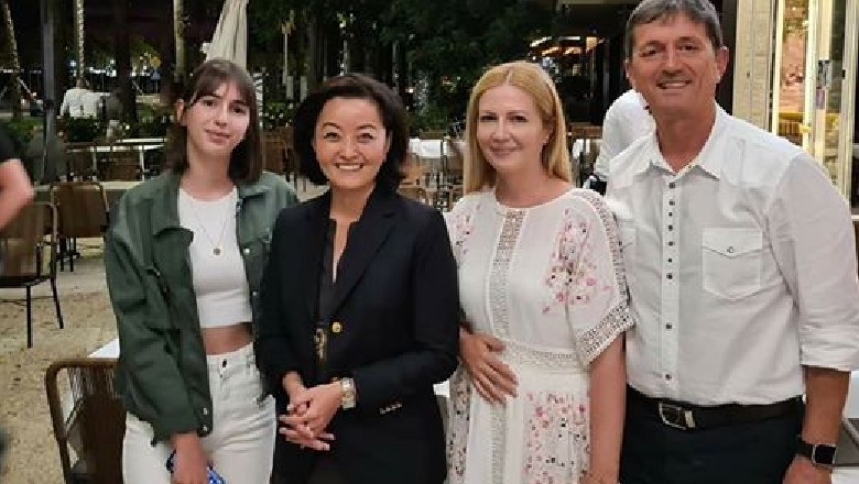 E veshur me fustan të zi, ambasadorja amerikane Yuri Kim vendos të pushojë në Vlorë