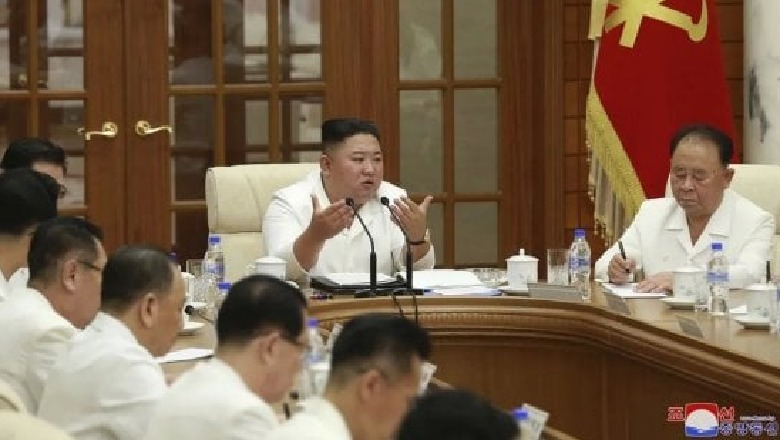 Koreja e Veriut/ Kim Jong-un rishfaqet në publik pas thashethemeve se ai ishte në gjendje kome