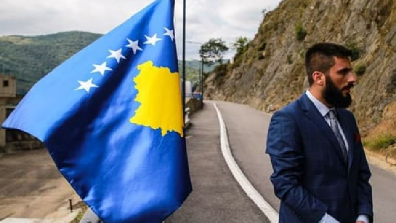 Para takimit Hoti-Vuçiç në Uashington, qytetari vendos flamurin e Kosovës te Liqeni i Ujmanit