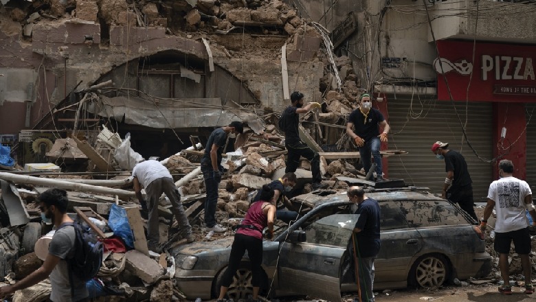 Një muaj pas shpërthimit/ Nën rrënojat e Bejrutit dëgjohen rrahje zemre…shpresë për një të mbijetuar