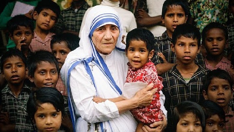  Shenjtërimi i Nënë Terezës/ Ambasada e SHBA: Bamirësia zbut ndikimet negative të krizave humanitare