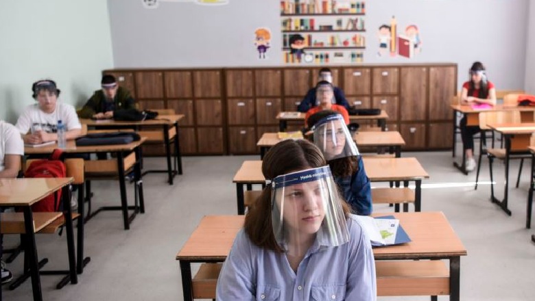 Shkolla nis me një gafë të Ministrisë së Arsimit/ Prindi detyrohet 'të certifikojë' nëse fëmija ka COVID apo jo...me formular jo tampon