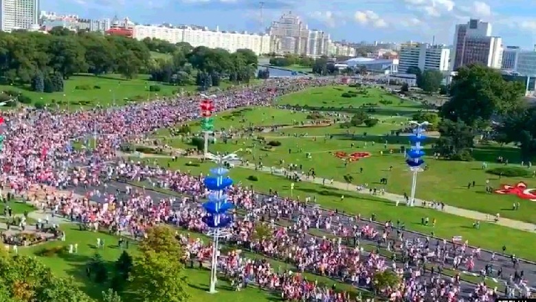 Pavarësisht kërcënimeve dhe arrestimeve, mijëra bjellorusë protestojnë në Minsk