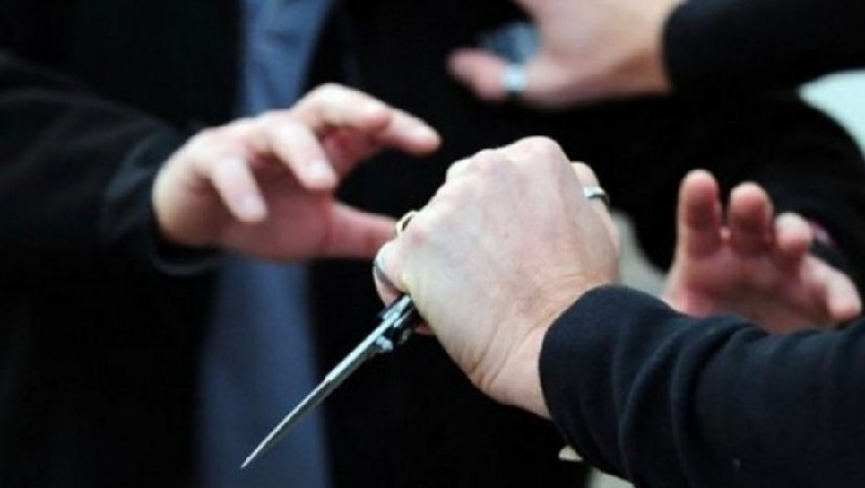 Sherr mes të rinjve në Kamëz, plagoset një 19 vjeçar, arrestohet autori