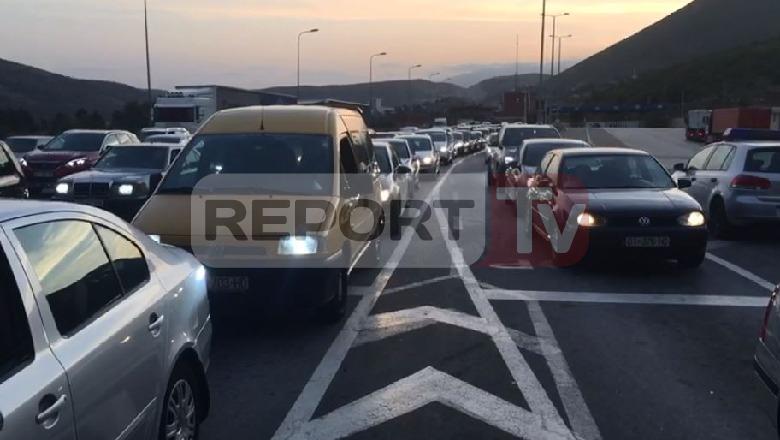 Fluks makinash në Morinë/ Vetëm në mëngjes, 7 mijë kosovarë drejt bregdetit për fundjavë, nuk i  ndal as moti i keq