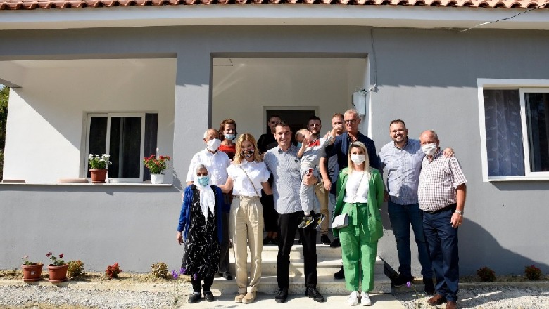 Modelja Xhesika Berberi i rindërton shtëpinë familjes nga Ndroqi, Veliaj: Faleminderit nga zemra! Ka njerëz që nuk shajnë e përçajnë, por ndihmojnë (VIDEO)