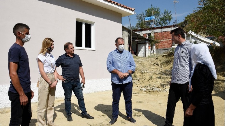 Modelja shqiptare Xhesika Berberi u rindërton shtëpinë dy familjeve nga Ndroqi dhe Picalla, Veliaj: Mirënjohës ndaj atyre që kthejnë kokën pas dhe kontribuojnë për vendin në ditë fatkeqësie (VIDEO)