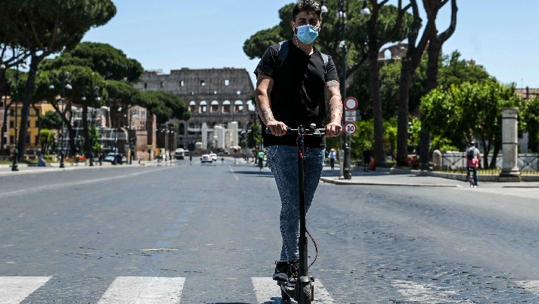 Alternativë transporti në kohë pandemie/ COVID-19 shton skuterët elektrikë në rrugët e Romës