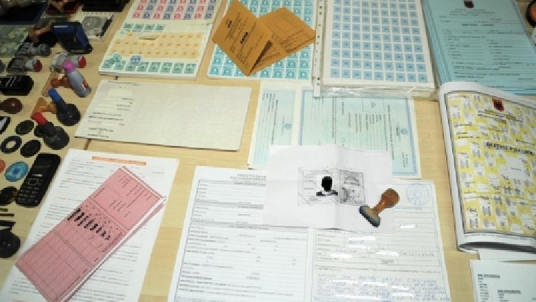 Falsifikoi formularët e kalimit në Greqi të 33 shqiptarëve, kapet 41 vjeçari në Pogradec