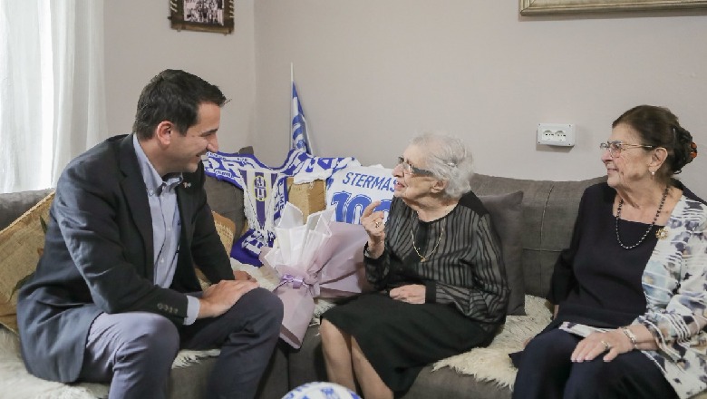 Surpriza për 100 vjetorin e Nezihat Stërmasit, bashkëshortes së futbollistit Selman Stërmasi! Mbretëresha e Tiranës