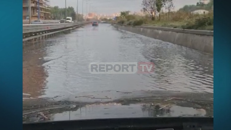 Rruga e dëmtuar tek shkëmbi i Kavajës, autostrada mbushet me ujë (VIDEO)