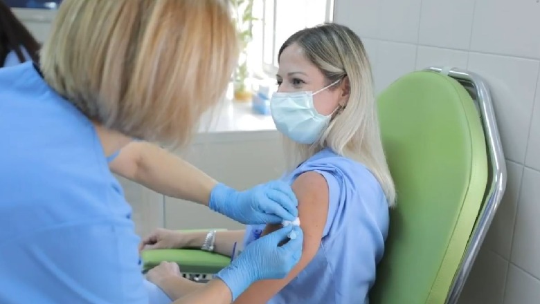 Nis vaksinimi kundër gripit, Manastirliu: 368 mijë doza gati! Të parët e marrin mjekët (VIDEO)