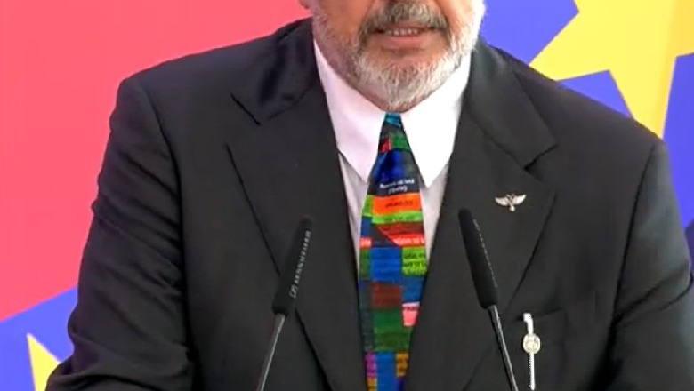 Të gjithë sytë te kravata shumëngjyrëshe e kryeministrit Rama...çfarë mesazhi shkruhej? 