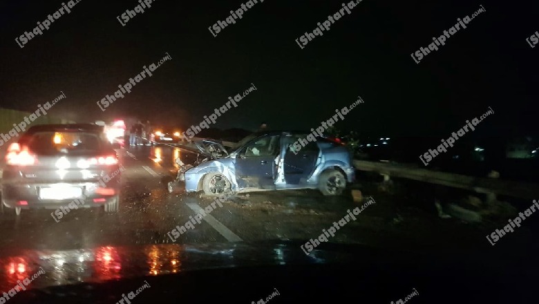 Aksident në autostradën Tiranë-Durrës, dy makina bëhen copash