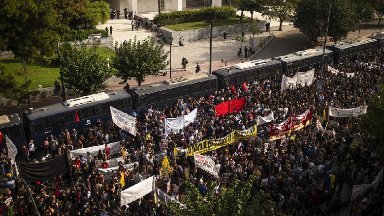  Agimi i Artë shpallet organizatë kriminale! Gjykata e Athinës rrethohet nga autoblindat, shpërthejnë protesta të dhunshme (VIDEO)