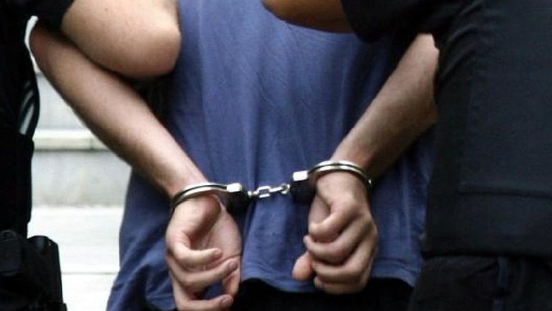 Dhunuan të riun dhe e mbajtën peng për 30 minuta për borxhin, arrestohen 2 persona në Vlorë