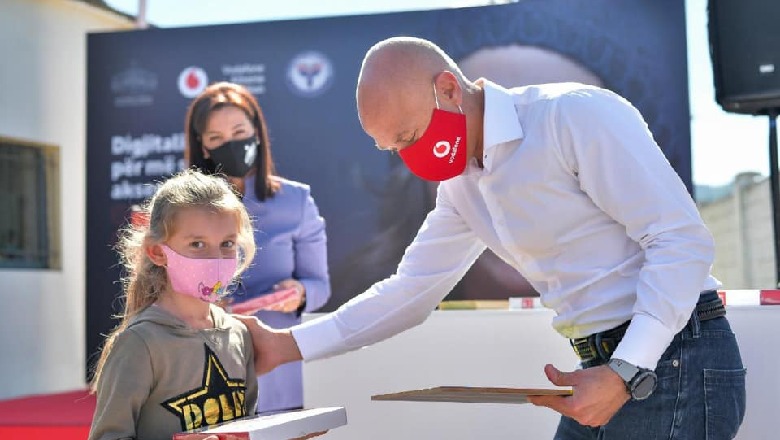 Fondacioni 'Vodafone Albania' dhuron 15,000 pajisje 'smart' për fëmijët që nuk mund të kenë akses në mësimin online (VIDEO)